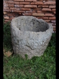 01496 ostia - regio ii - insula vi - casa del soffitto dipinto (ii,vi,5-6) - via della corporazzioni - laden 2 von  norden - gefaess - 12-2018.jpg